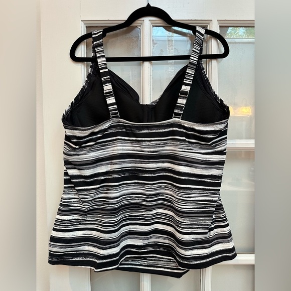 Lands' End Women's Plus Size 22W Black Grey Wrap Underwire Tankini Swimsuit Top - Picture 5 of 11